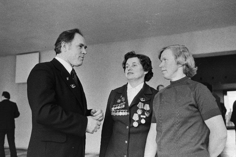 Vabariigi parteiaktiivi koosoleku vaheajal vestlevad NLKP XXVI kongressi delegaadid (vasakult) Tallinna Ehitustrusti brigadir, sotsialistliku töö kangelane V.Mõnzu, Rakvere rajooni "Energia" kolhoosi lüpsja A.Aaver ja Rakvere rajooni Laikvere sovhoosi tööline S. Kirsipuu.