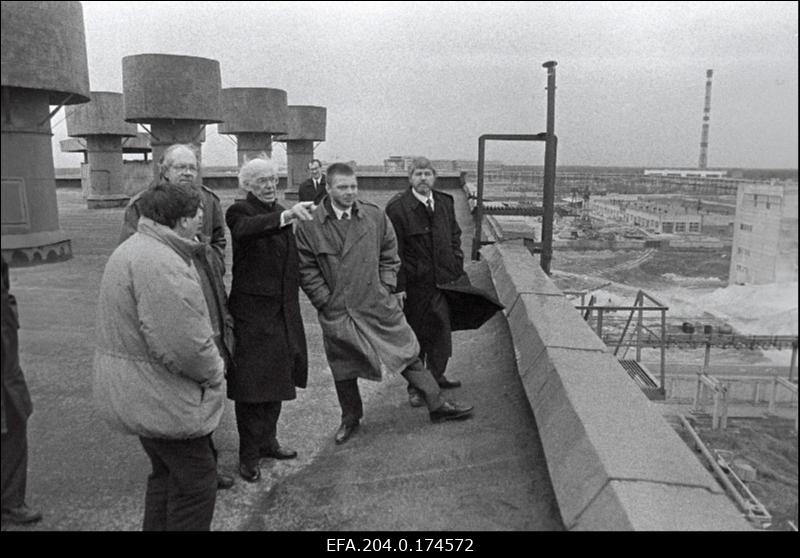 President Lennart Meri (paremalt 3.)  külaskäigul Ida-Virumaal Sillamäe tehases.