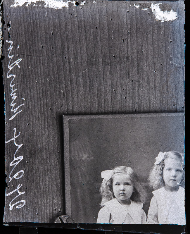 Kaks tüdrukut, (04.05.1917 fotokoopia, tellija Kiwistik [Kivistik]).