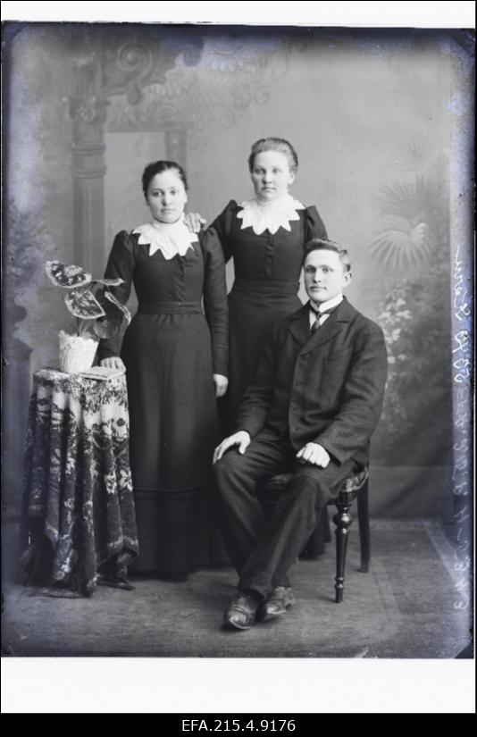 Grupp inimesi, (foto tellija Karu).