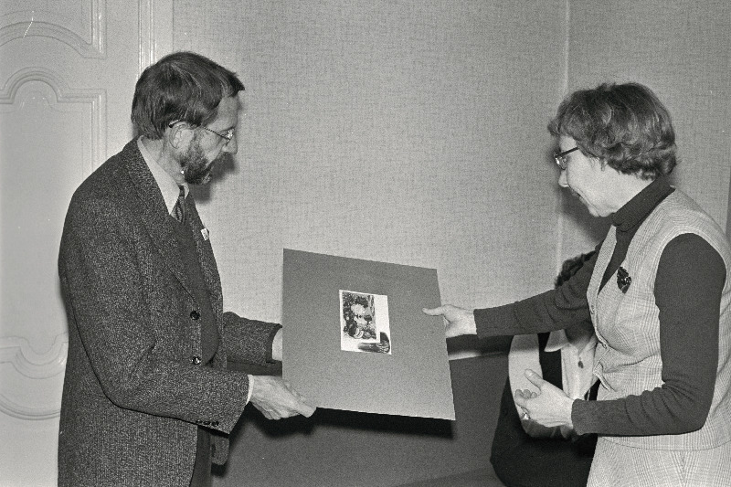 Rootsi arst Harald Keiland annab oma kunstikogust Eesti Riikliku Kunstimuuseumi direktorile Inge Tederile üle läti kunstniku Reinhold Kalninši Ed. Viiralti portree, mis on loodud Pariisis 1951. aastal.