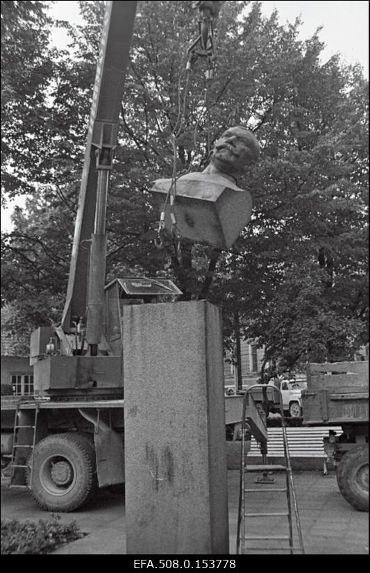 Revolutsionääri Jaan Sihveri monumendi mahavõtmine.