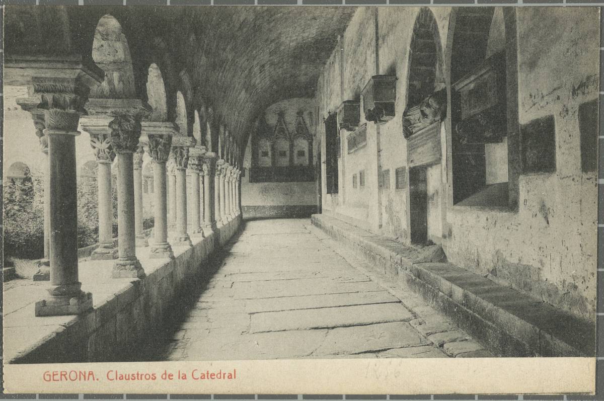 40 - Gerona. Claustros de la Catedral - Gallery cloister of the Cathedral of Girona.