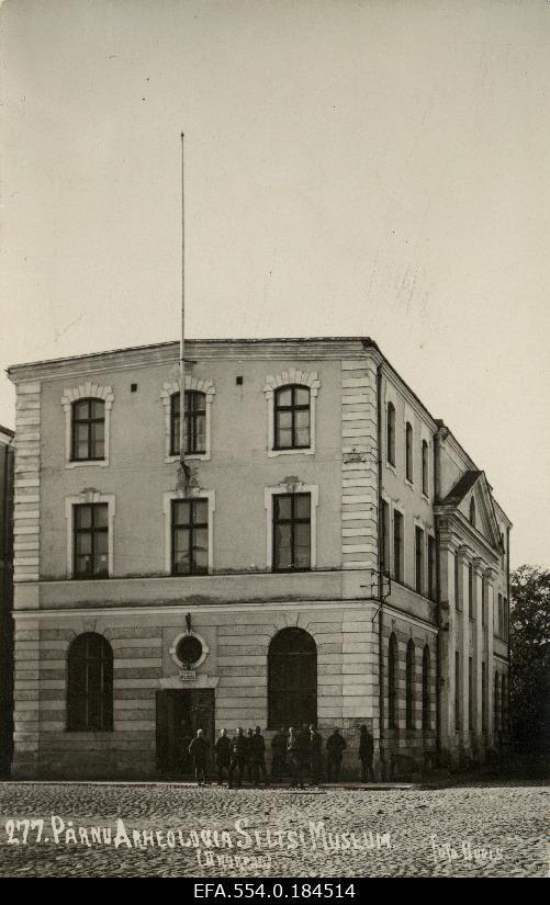 Pärnu Arheoloogia Seltsi Muuseum hoone 2. korrusel, 1. korrusel Pärnu õpperoodu ruumid, (tellimustöö ajakirjanduskontorile "Uudis").