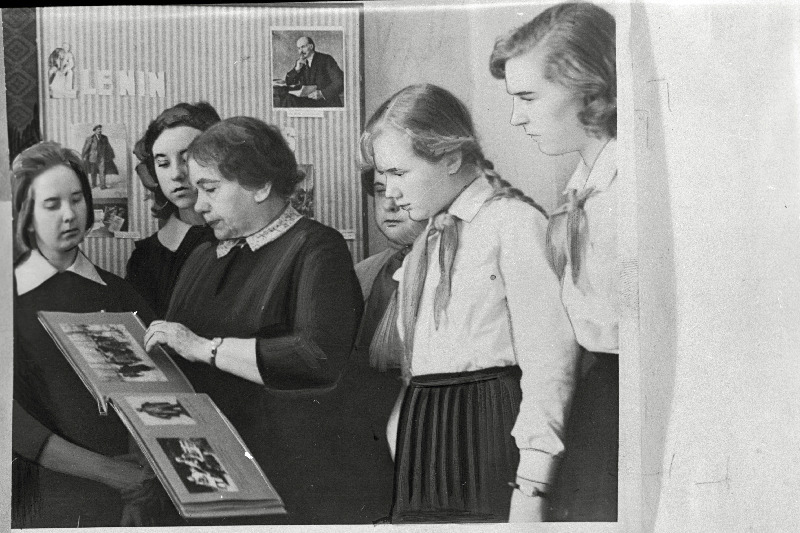 1912. aastast partei liige, Leniniga kohtunud vana revolutsionäär M. Ehder - Ježova Tallinna 16. Keskkooli pioneeride keskel.