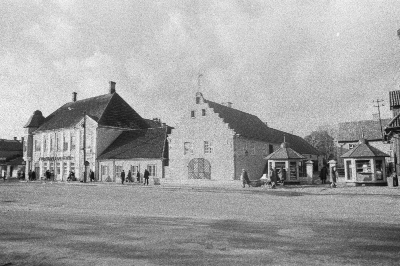 Restaureeritud majad Kingissepa linna Tallinna tänavas.