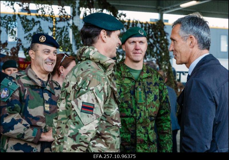 Kaitseministrite mitteametlik kohtumine. Peaminister Jüri Ratas ja NATO peasekretär Jens Stoltenberg Tapa baasi külastamas.