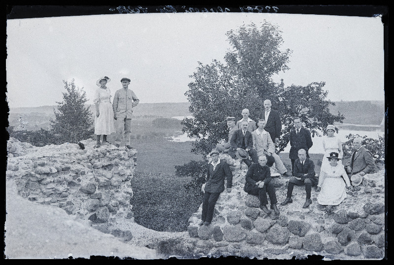 Hageri Õpetajate Seltsi õppereisist osavõtjad Viljandi lossimägedes, (foto tellija Hageri kooli õpetaja Aleksander Lint).