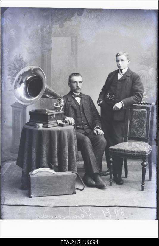 Kaks meest grammofoni juures, (foto tellija Sammul [Samul]).