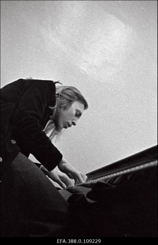 Helilooja ja pianist Rein Rannap esinemas.