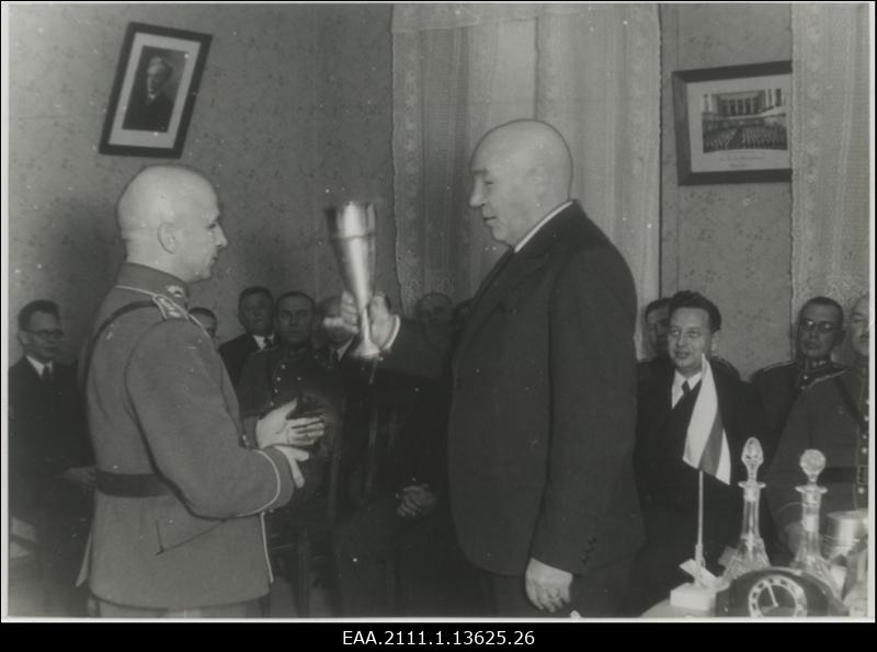 Tartu linnapea A. Tõnisson annab V. Rooverele üle hõbedast rändkarika