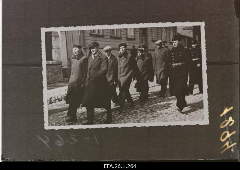 Poliitvangide kolonn 1933. a Tartu tänavail.