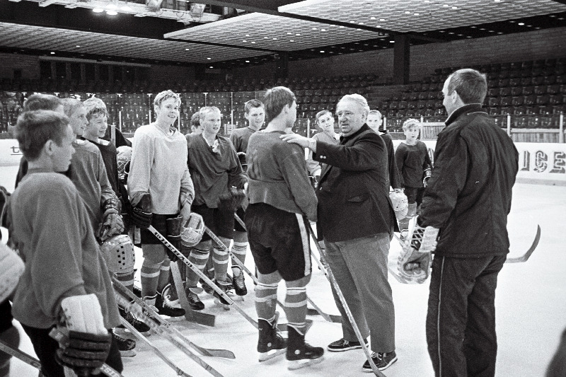 NSV Liidu jäähokikoondise kauaaegne treener Anatoli Tarassov Tallinna Laste ja Noorte Spordikoolis.