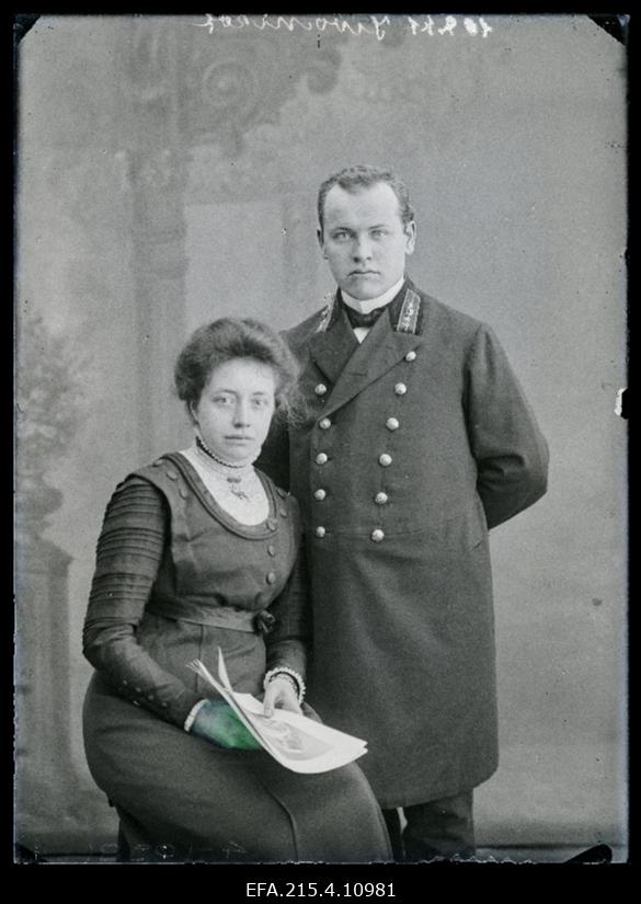 Riigiametnik Iwannikoff (Ivannikov) naisega.