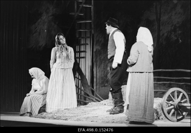 Stseen H. Raudsepa näidendist Vedelvorst RAT Vanemuises. Vasakult 2. Tiiu - Ela Unt ja 3.Tanel - Helend Peep.