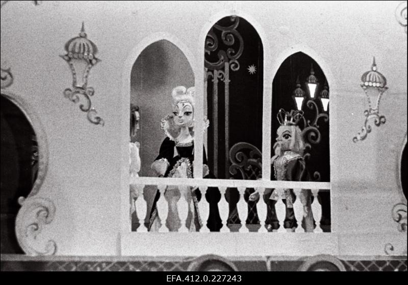 Kombinaadi "Kommunaar" klubi nukunäitering kunstilise isetegevuse festivalil esitamas näidendit "Tuhkatriinu".