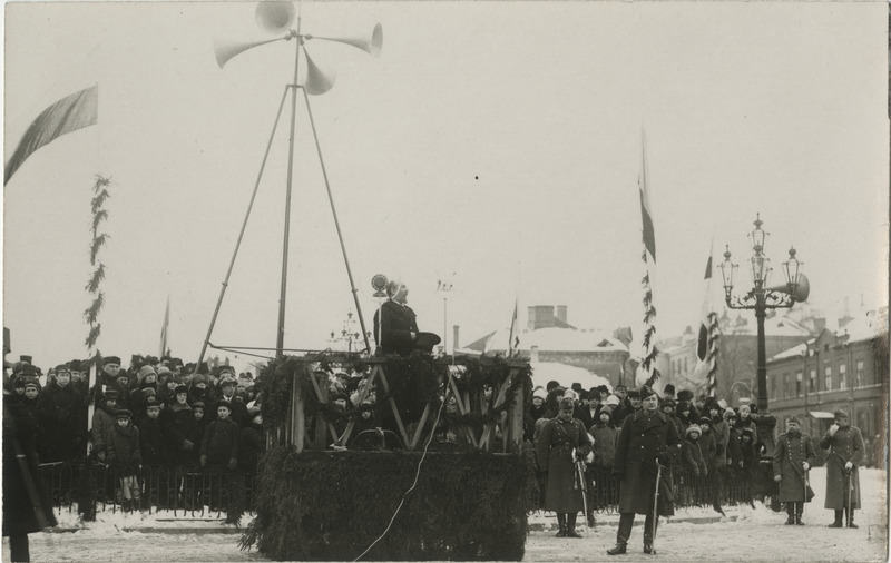 Riigivanem Jaan Tõnisson Vabaduse platsil Eesti Vabariigi 10. aastapäeval kõnet pidamas 24.02.1928