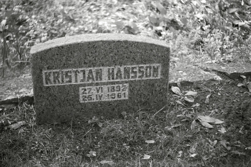 Näitleja ja lavastaja Kristjan Hanseni hauakivi Metsakalmistul.