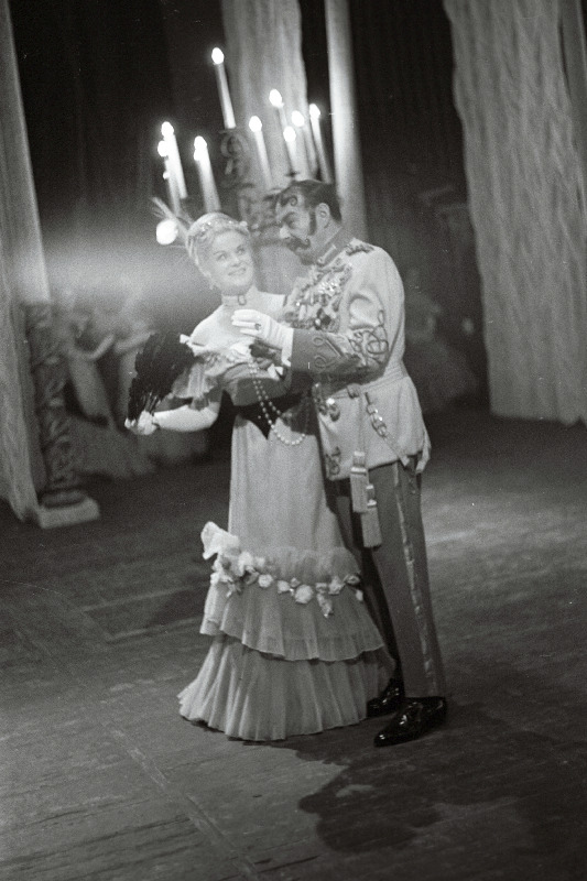 Stseen J. Straussi operetist “Viini veri” RAT “Estonias”. Franziska - Asta Vihandi, Bitowsky - Endel Pärn.