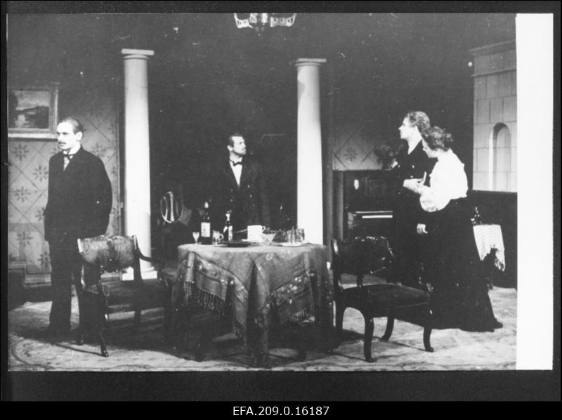 Stseen M. Gorki näidendist Barbarid V. Kingissepa nimelises TR Draamateatris. Vasakult: Insener Tsõganov, Sergei Nikolajevitš - Grigori Kromanov, Monahhov, Mavriiki Ossipovitš - Kaljo Kiisk, Tšerkun - Erich Jaansoo, Anna Fjodorovna - Silvia Laidla.