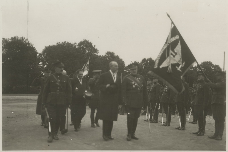 Vabadussõjas langenute mälestussamba avamine Tartu Pauluse surnuaial, külaliste saabumine