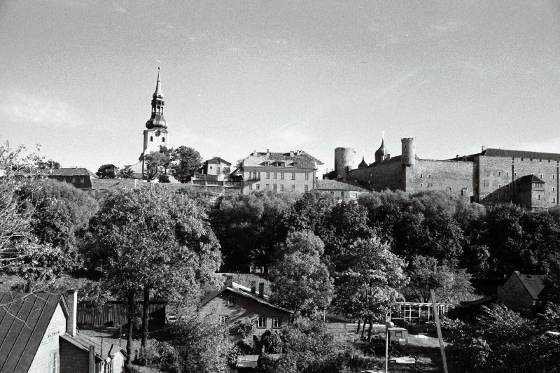 Vaade Toompeale ja Pikale Hermannile raudtee postivalitsuse hoonest.