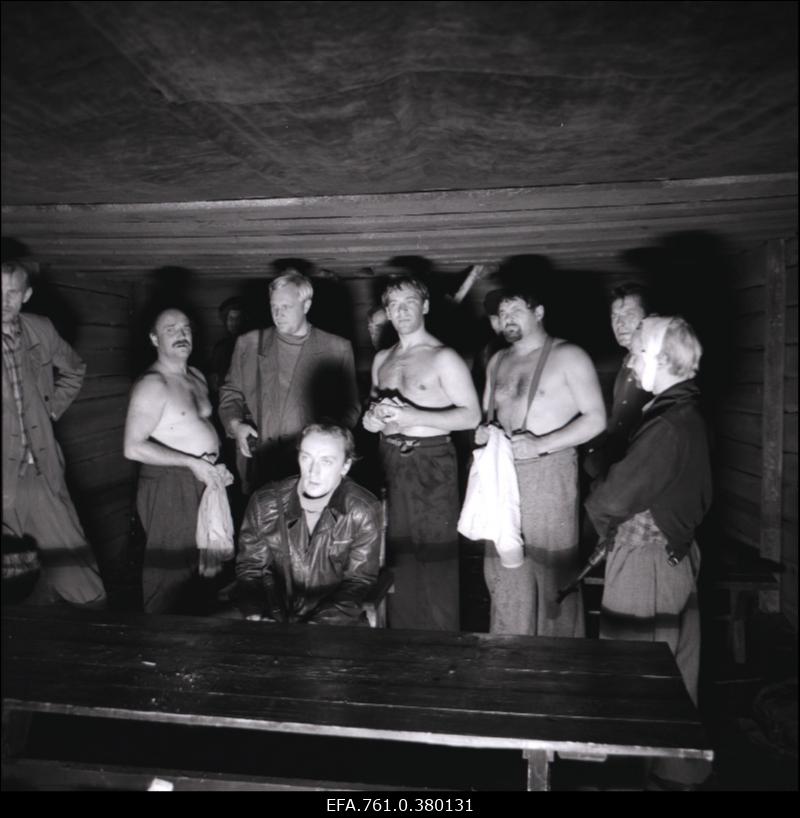 Stseen filmis6"Metskannikesed". Istub Sulevi rollis Sulev Luik, seisavad Kristjani rollis Enn Klooren, "Sanderi rühma mehe" rollis Toomas Vohu, Tõnu rollis Rein Kark, Kalevi rollis Robert Gutman, "Sanderi rühma mehe" rollis Harri Paate