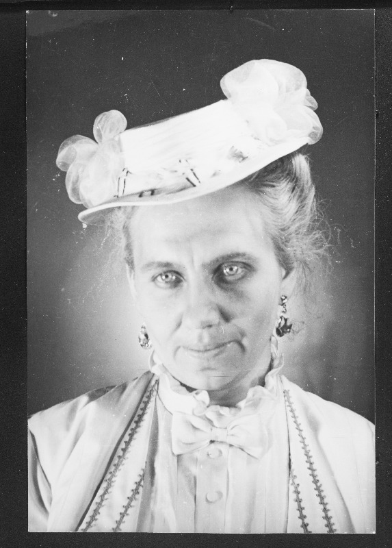 Stseen M. Gorki näidendist Barbarid. Bogajevskaja Tatjana  Nikolajevna, aadlist majaomanik - Endel Hermann.