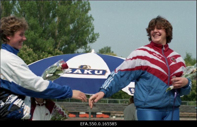 Kalevipoja mängud Kadrioru staadionil. Naiste kettaheite võitis Valgevene võistleja Ellina Zvereva (paremal), vasakul II koha saavutanud  Eha Rünne Eestist.