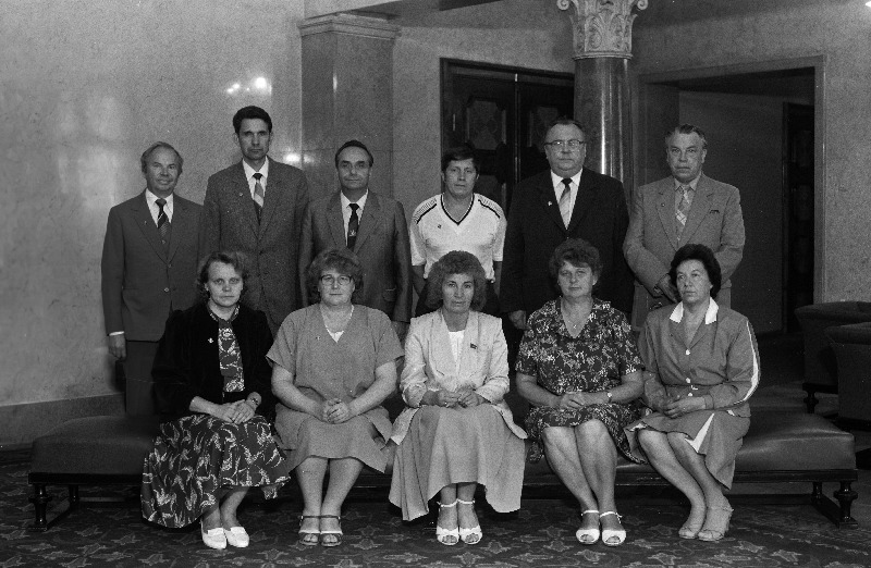 Eesti NSV riiklikud autasud saanud töötajad Eesti NSV Ülemnõukogu Presiidiumis. Esireas keskel Eesti NSV Ülemnõukogu Presiidiumi esimehe asetäitja Maia Leosk.