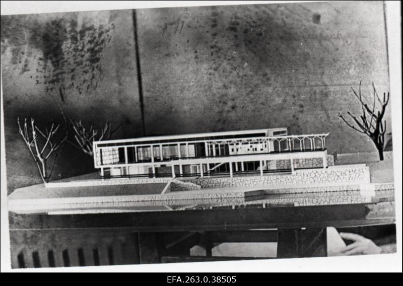 Jalakäijate silla ja turuhoone vahelisele alale planeeritud kohvik-restorani makett.