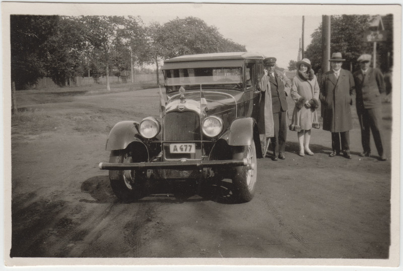 Tuvastamata seltskond [Eduard Virgo tuttavad?] auto kõrval