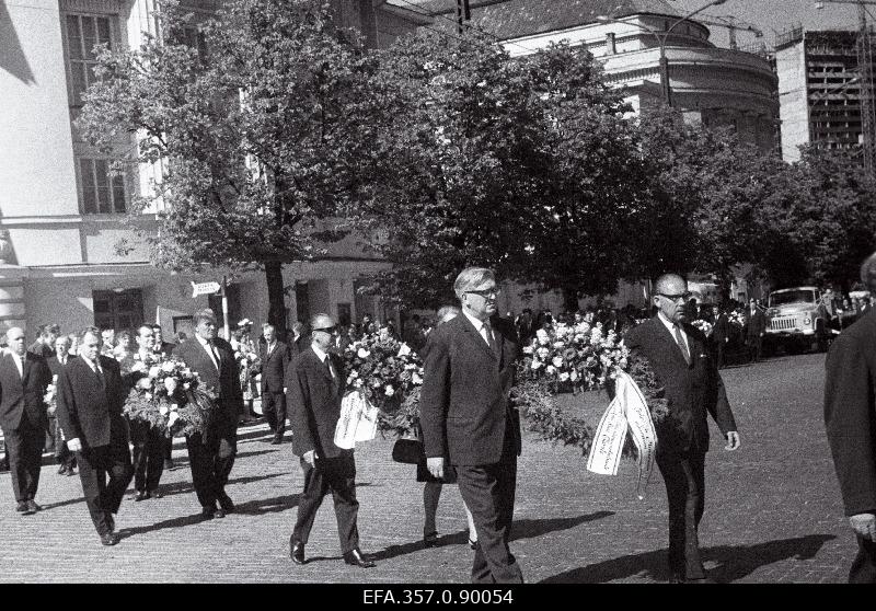 Helilooja, NSV Liidu rahvakunstniku Heino Elleri matuserongkäik Estonia puiesteel.