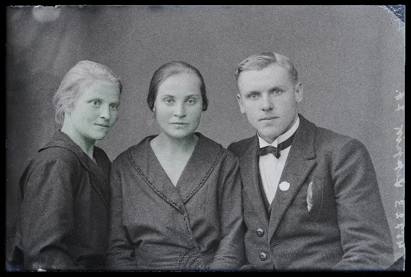 Grupp inimesi: vasakult 1. Alma Stamm, 3. Elmar Leppik Pajusi vallast, Loopre külast, Leppiku talust.