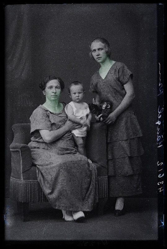 Kaks naist lapsega, (foto tellija Rängel).