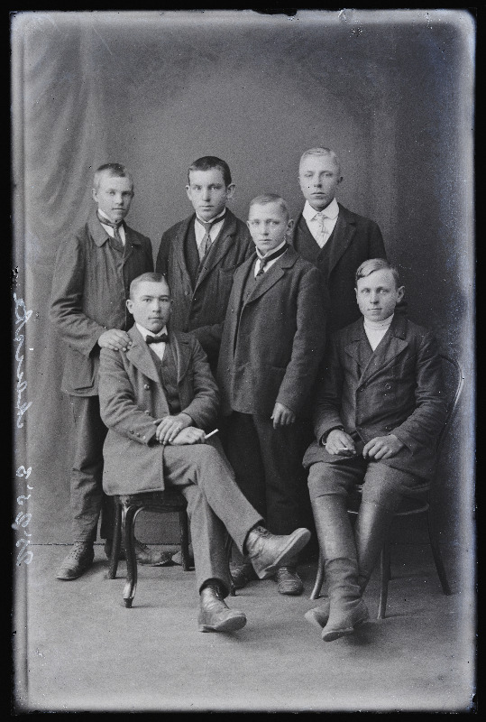 Grupp noormehi: vasakul istub Maiste, paremal Kalamees, tagareas paremal Lutsberg.