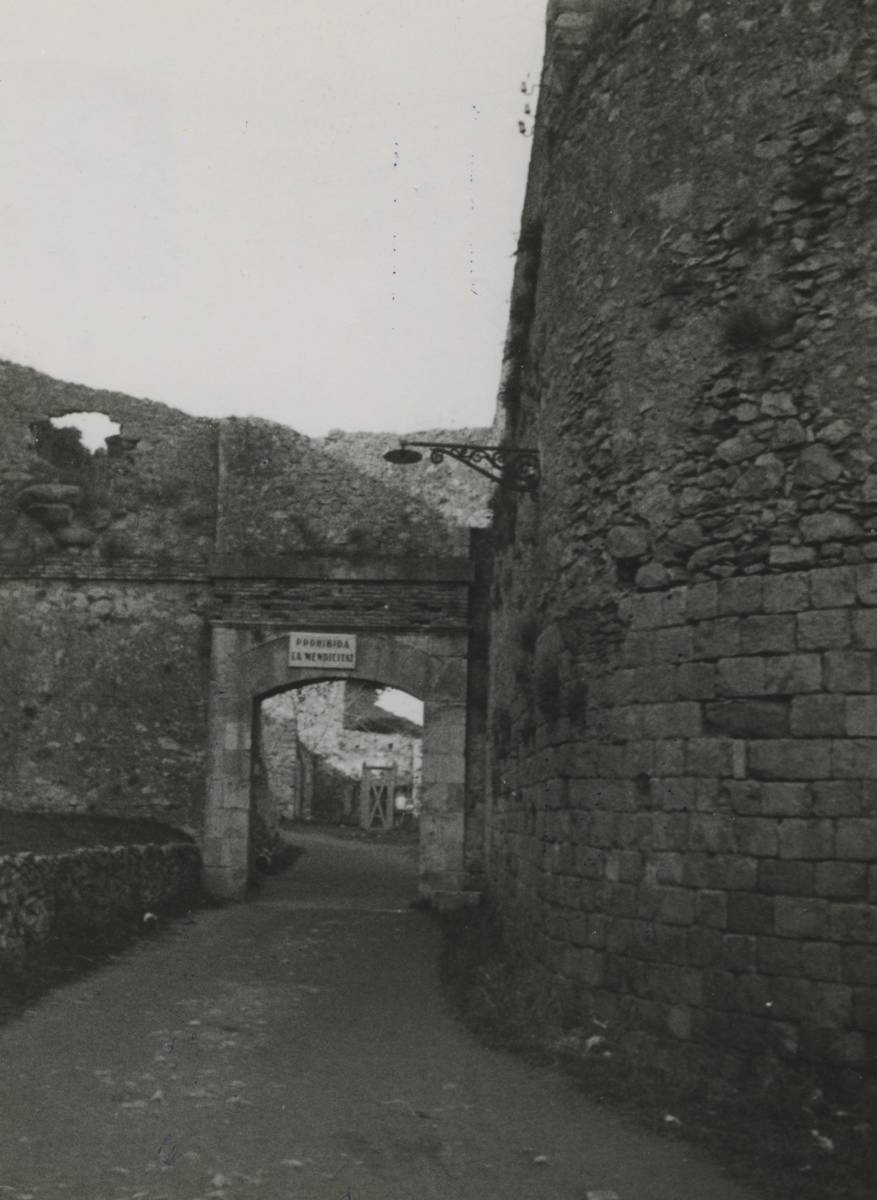 [San Cristobal Portal] - The portal and chapel of San Cristobal, the Old neighbourhood. The portal there is a sign that reads: Forbidden begging.