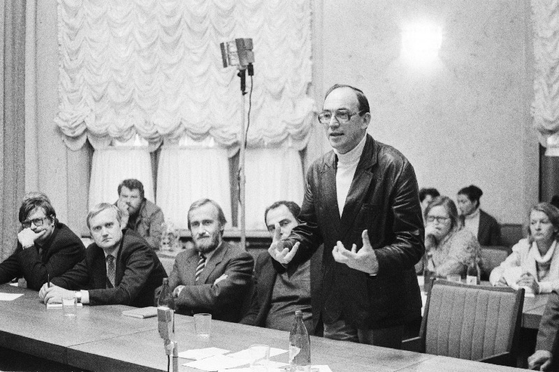 RAT "Estonia" näitlejad pärast külalisetendusi Moskvas arutelul NSV Liidu Kultuuriministeeriumis. Paremalt 1. teatri peanäitejuht Arne Mikk, 2. peadirigent Eri Klas.