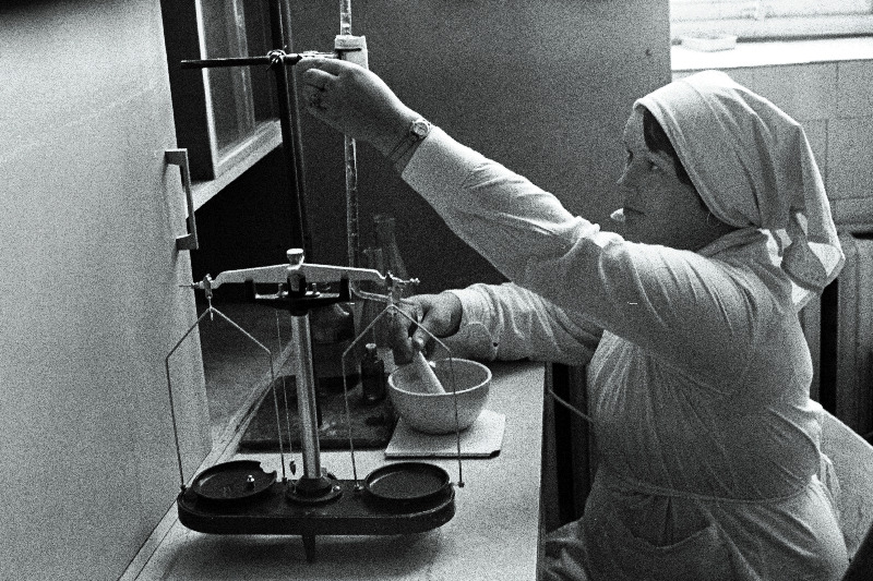 Tootmiskoondise "Leibur" tehnoloog Sirje Sarap töö juures.