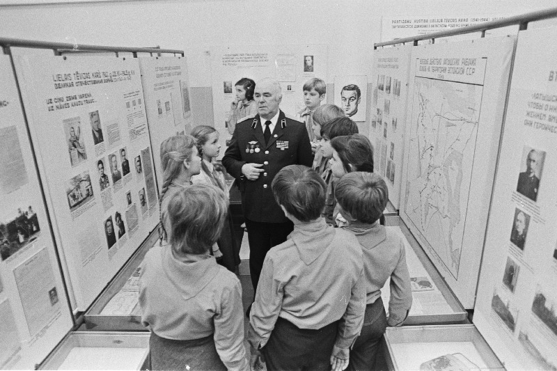 Valga rajooni Sõjaveteranide Nõukogu esimees Leonid Parri kohtub Valka 1. Keskkooli pioneeridega.