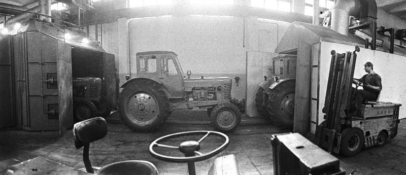 Traktorite remont vooluliinil "Eesti Põllumajandustehnika" Paide rajoonikoondise remonditöökojas.