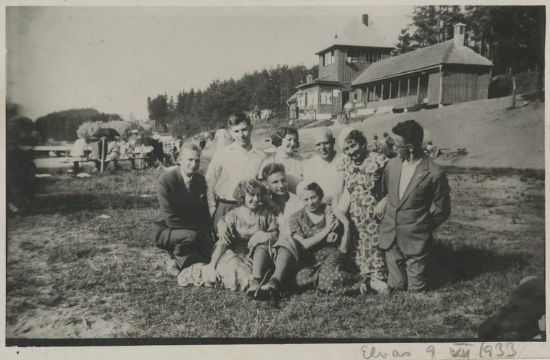 Grupp noori Elvas Verevi järve rannamurul