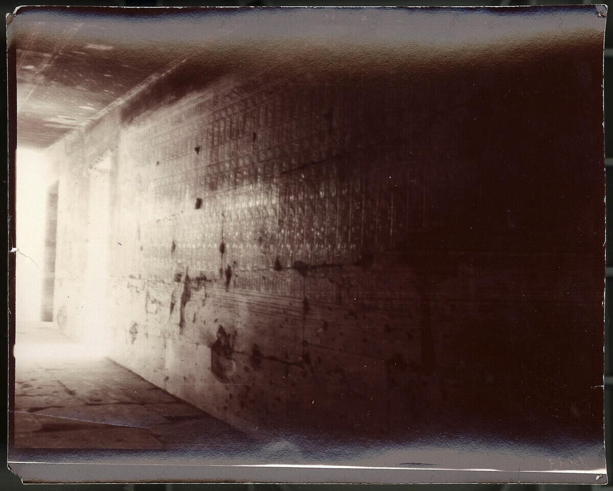 Inscription: verso: M. "1983 W/IV/Abydos: SethostBeschdie “Königs/gallerie” (the names of 76 kings from Mena to Seti I (1313-1292) of the/XIX Dyn. Egypt’s most important historical/charter, “l.u. 17 XI 1910/1h34” (pencil, vertical)