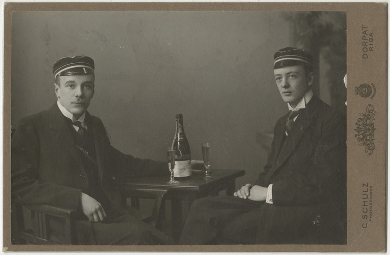 Kaks määratlemata korporatsioon "Estonia" liiget, grupifoto