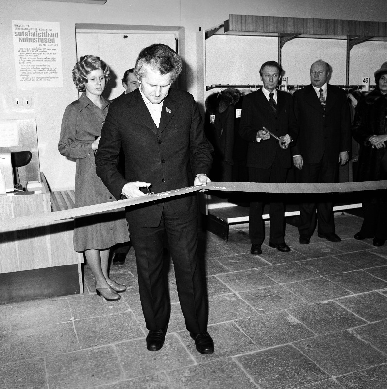 Rakvere Tarbijate Kooperatiivi uue kaupluse avamisel lõikab lindi läbi kooperatiivi juhatuse esimees Heino Laanaru.