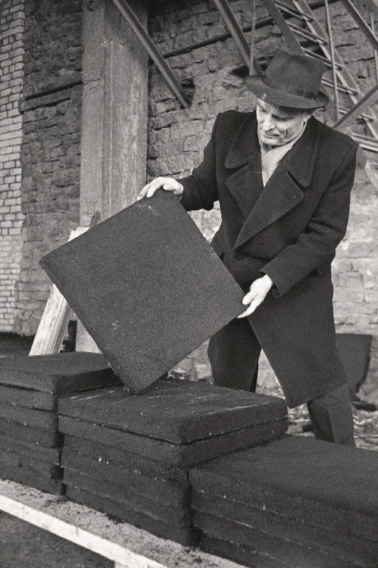 Paekivitoodete Tehase asfaltbetoonitsehhi juhataja Susi peatselt tootma hakatavaid asfaldist eksperimentaalplaate vaatlemas.