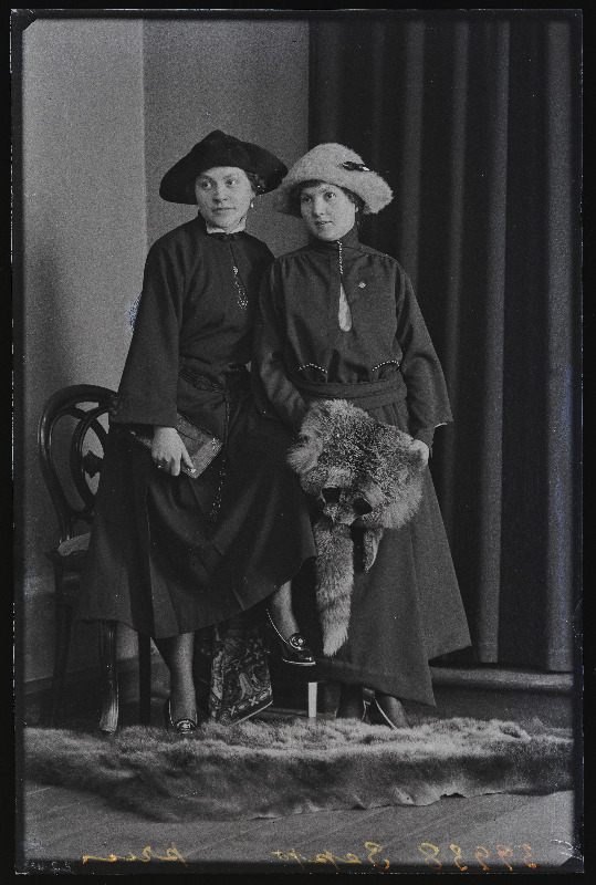 Kaks naist, (foto tellija Sepp).