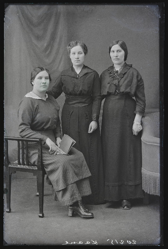 Grupp naisi, (foto tellija Laane).