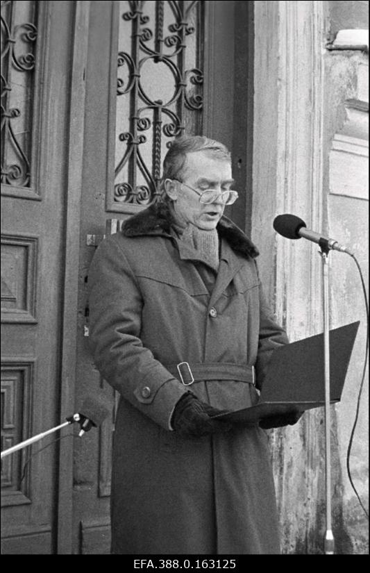 Eesti Vabariigi 75. aastapäeval loeb Eesti Vabariigi Iseseisvuse Manifesti ette Viljandi aselinnapea Ülo Stöör.