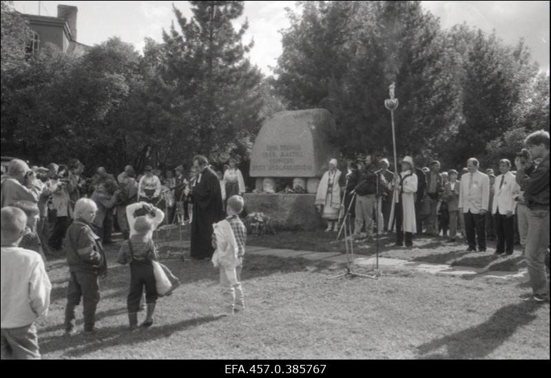 XXII üldlaulupeo tule süütamine Eesti esimese üldlaulupeo mälestuskivi juures.